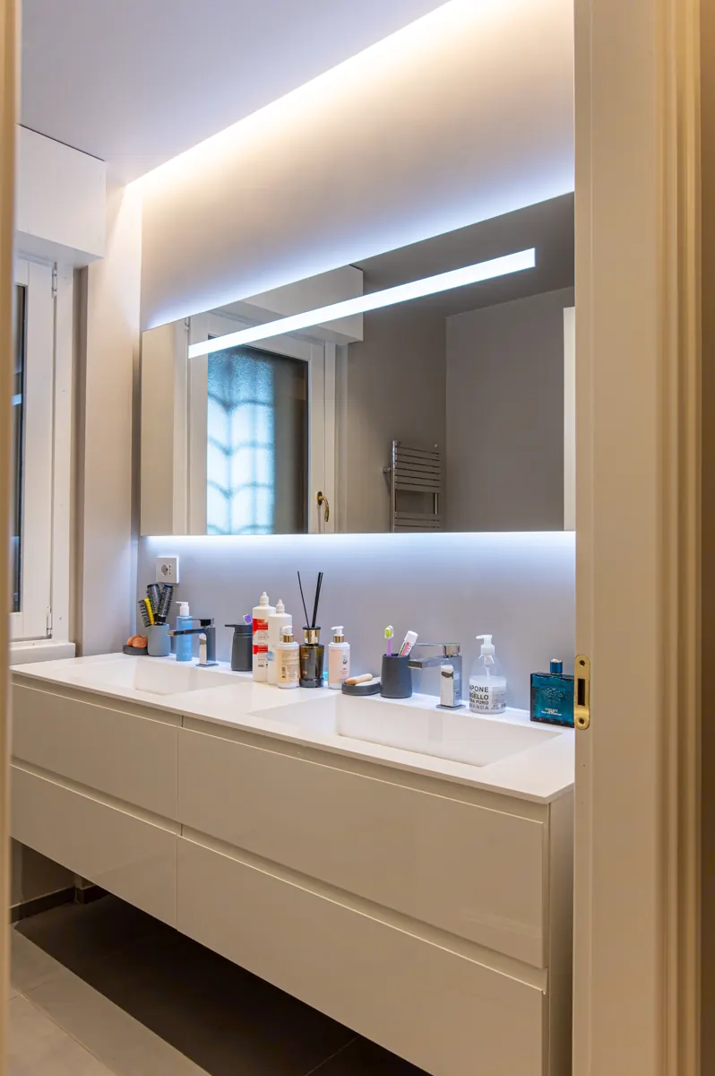 Bagno di design completato con rivestimenti in marmo