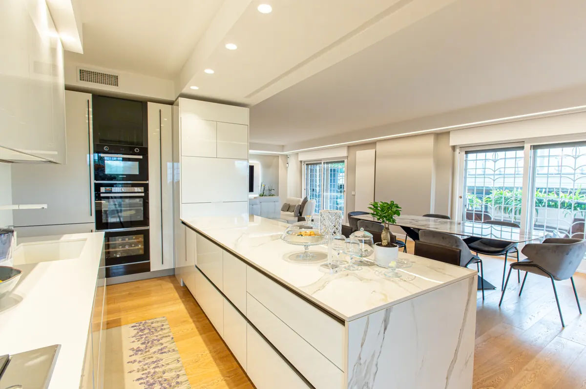 Cucina con isola in marmo in un open space ristrutturato
