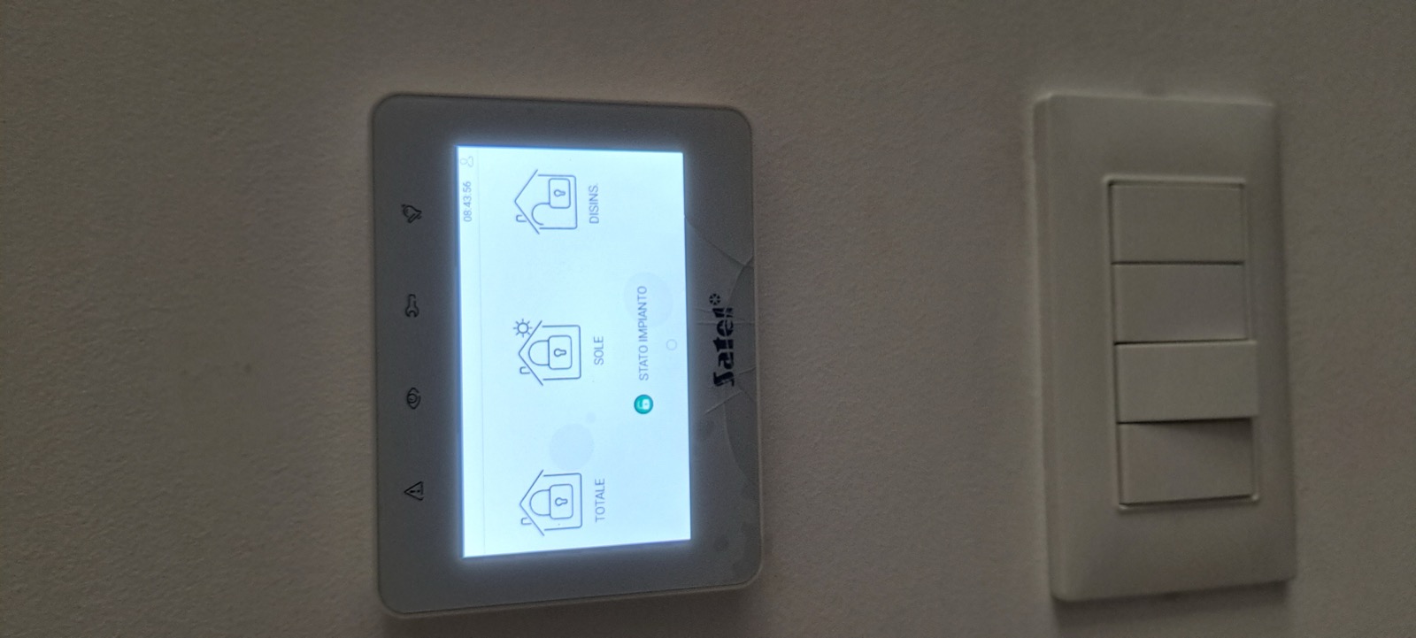 Centrale d'allarme antintrusione con tastiera di comando installata in casa