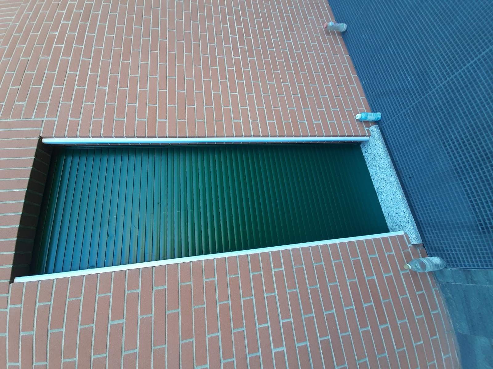 Serranda di sicurezza in metallo installata su un edificio